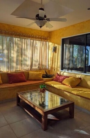 Een smart-tv en boeken