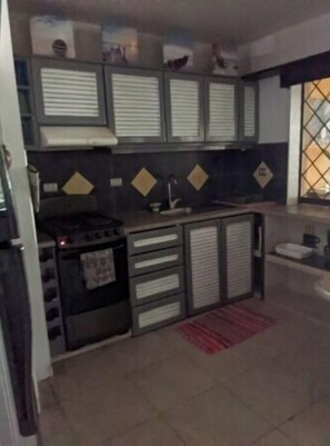 Een koelkast, een magnetron, een oven, een kookplaat