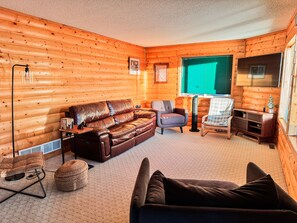 Smart TV, fireplace, table tennis, stereo