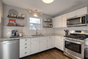 Refrigerador, microondas, horno, placa de cocina