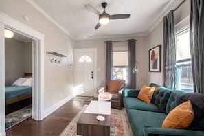 3 habitaciones, escritorio y tabla de planchar con plancha