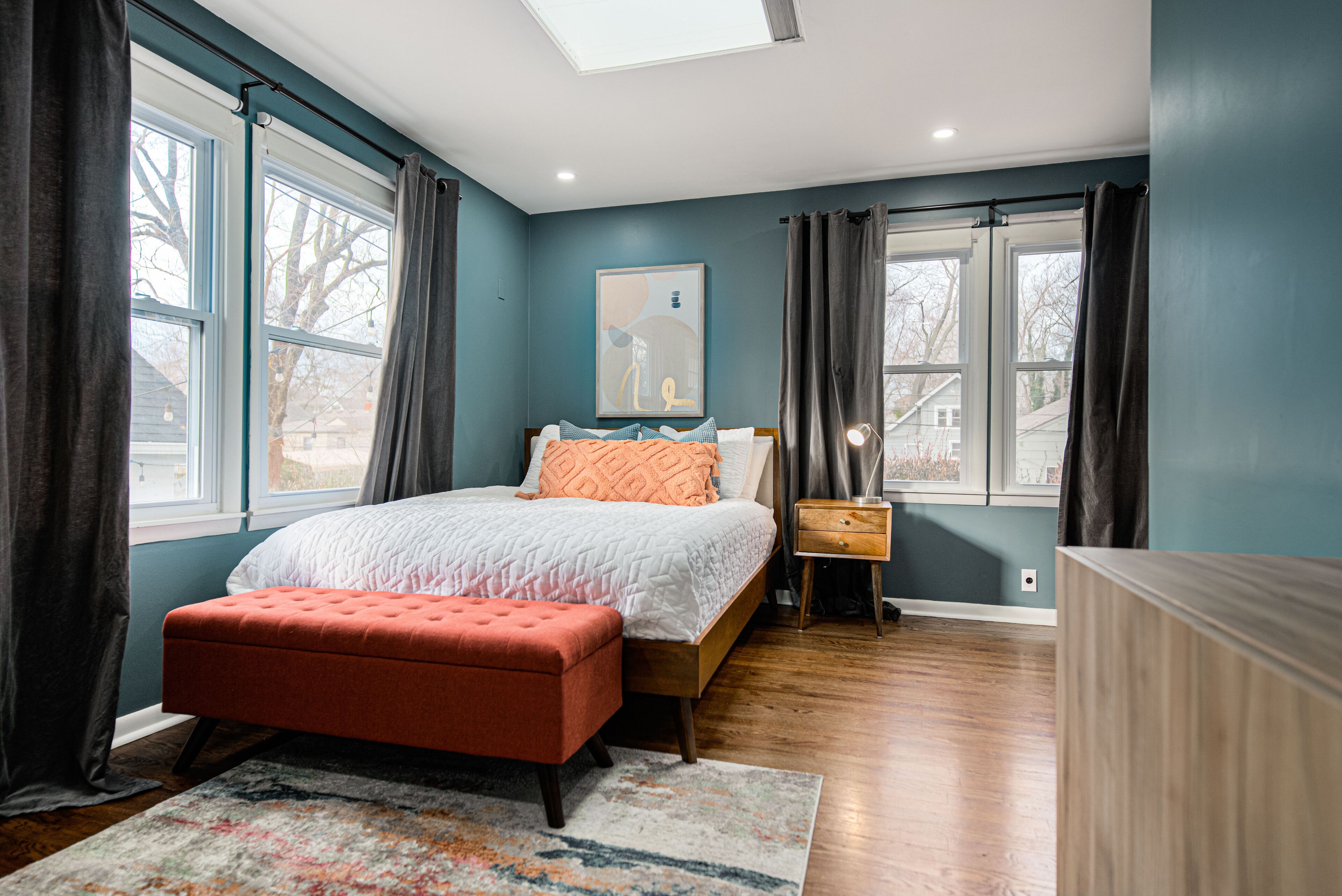 3 bedrooms, desk, iron/ironing board, travel crib