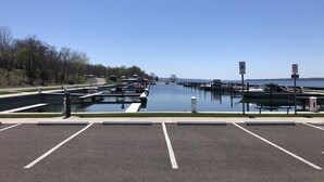 Un puerto deportivo con muelles, un estacionamiento y una vista despejada del agua.