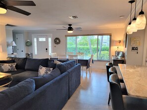 Smart TV, reproductor de DVD, libros y videoteca 