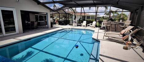 Una piscina al aire libre, una piscina climatizada