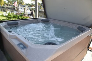 Bañera de hidromasaje al aire libre