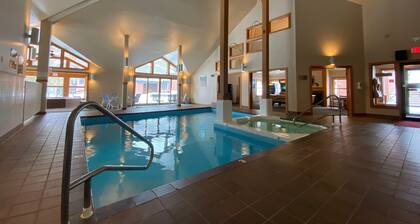 Beautifully Renovated Trail Creek #50 3BR/2BA Loft Condo. Close to slopes. AC.