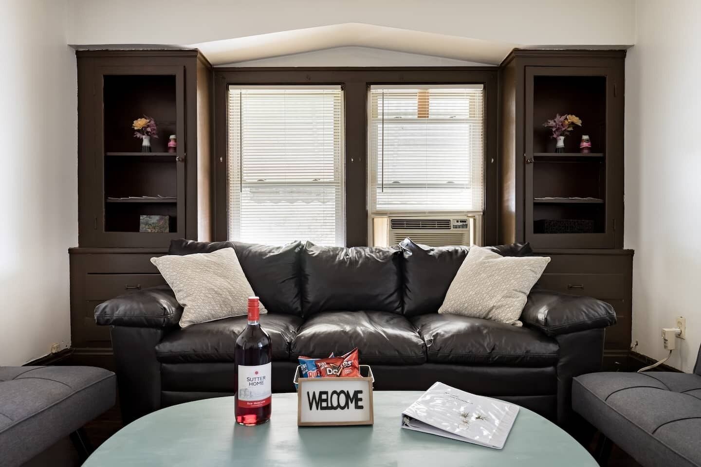 Lovely 2BR Apt,Fireplace, Close to DT,Free Parking