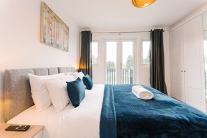 5 bedrooms, desk, blackout curtains, iron/ironing board - ★Grand & Spectacular 5-bed sleeps 14- centre of Solihull, NEC,JLR, Resorts World (Solihull)