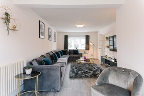 Smart TV, Netflix, streaming services, offices - ★Grand & Spectacular 5-bed sleeps 14- centre of Solihull, NEC,JLR, Resorts World (Solihull)