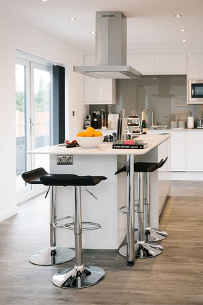 Fridge, microwave, oven, stovetop - ★Grand & Spectacular 5-bed sleeps 14- centre of Solihull, NEC,JLR, Resorts World (Solihull)