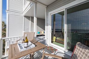 Outdoor dining - Seacoast 2 - Folly Happy - Ocean Views - 2 Blocks from Center Street (Folly Beach)
