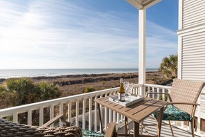 Outdoor dining - Seacoast 2 - Folly Happy - Ocean Views - 2 Blocks from Center Street (Folly Beach)