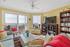 TV, books - Seacoast 2 - Folly Happy - Ocean Views - 2 Blocks from Center Street (Folly Beach)