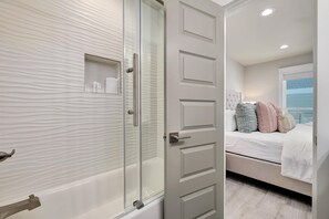 Combined shower/tub, hair dryer, towels