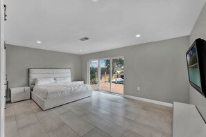 5 bedrooms, iron/ironing board, WiFi, bed sheets