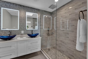 Combined shower/bathtub, hair dryer, bidet, towels