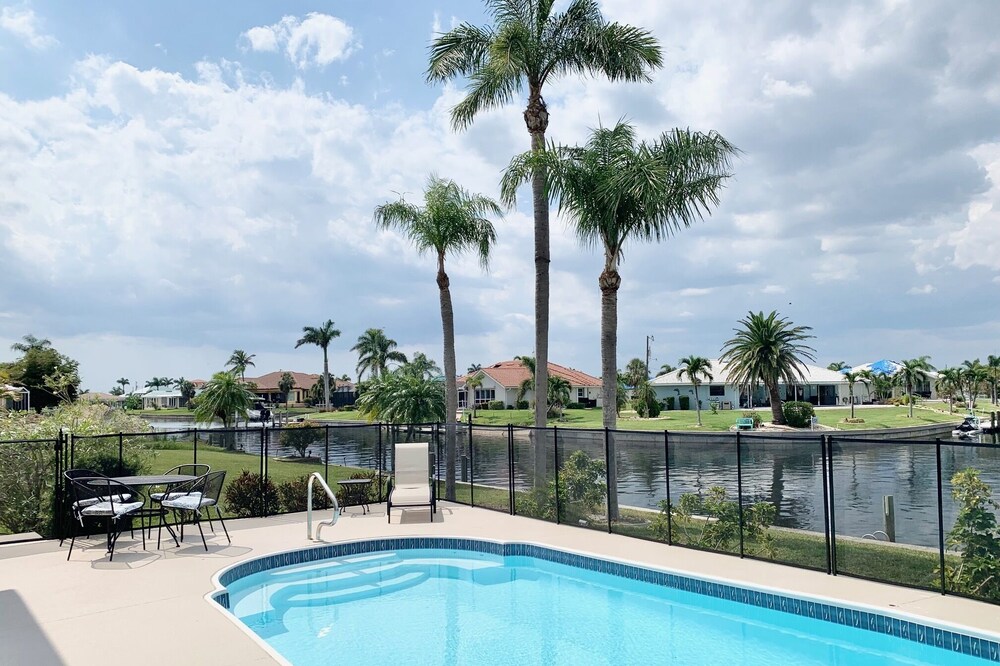Welcome To " Sweet Retreat " With Boat Dock, Pool, 1 1/2 Mile To Downtown, NICE!
