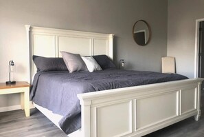 3 bedrooms, desk, iron/ironing board, travel crib