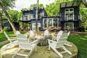 Outdoor dining - Cedar Creek Lake House w/Party Deck & Vast View! (Enchanted Oaks)