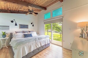 4 bedrooms, desk, iron/ironing board, travel cot - Cedar Creek Lake House w/Party Deck & Vast View! (Enchanted Oaks)