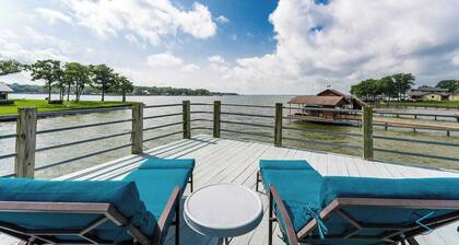 Cedar Creek Lake House w/Party Deck & Vast View!