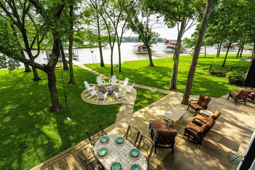 Cedar Creek Lake: Retro Lake House on Cove w/ Party Deck & Full Water View!