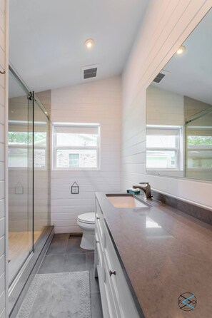 Shower, hair dryer, towels, soap - Cedar Creek Lake House w/Party Deck & Vast View! (Enchanted Oaks)
