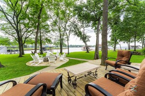 Outdoor dining - Cedar Creek Lake: Retro Lake House on Cove w/ Party Deck & Full Water View! (Enchanted Oaks)