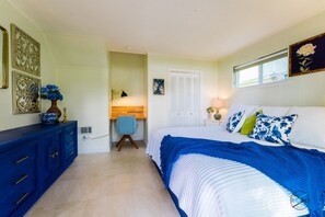 4 bedrooms, desk, iron/ironing board, travel cot - Cedar Creek Lake: Retro Lake House on Cove w/ Party Deck & Full Water View! (Enchanted Oaks)