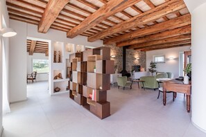 Smart TV, chimenea, mesa de ping pong, libros