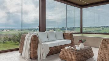 TV connectée, cheminée, table de tennis de table, livres