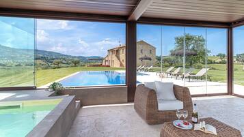 Piscine couverte, piscine extérieure