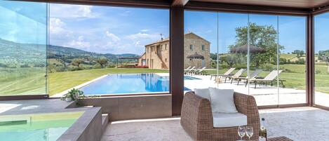 Piscina coperta, piscina all'aperto