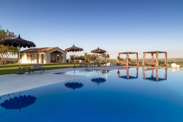 Una piscina techada, una piscina al aire libre