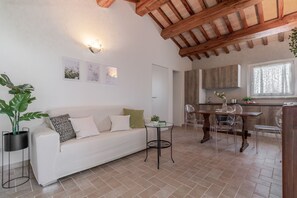 Smart TV, chimenea, mesa de ping pong, libros