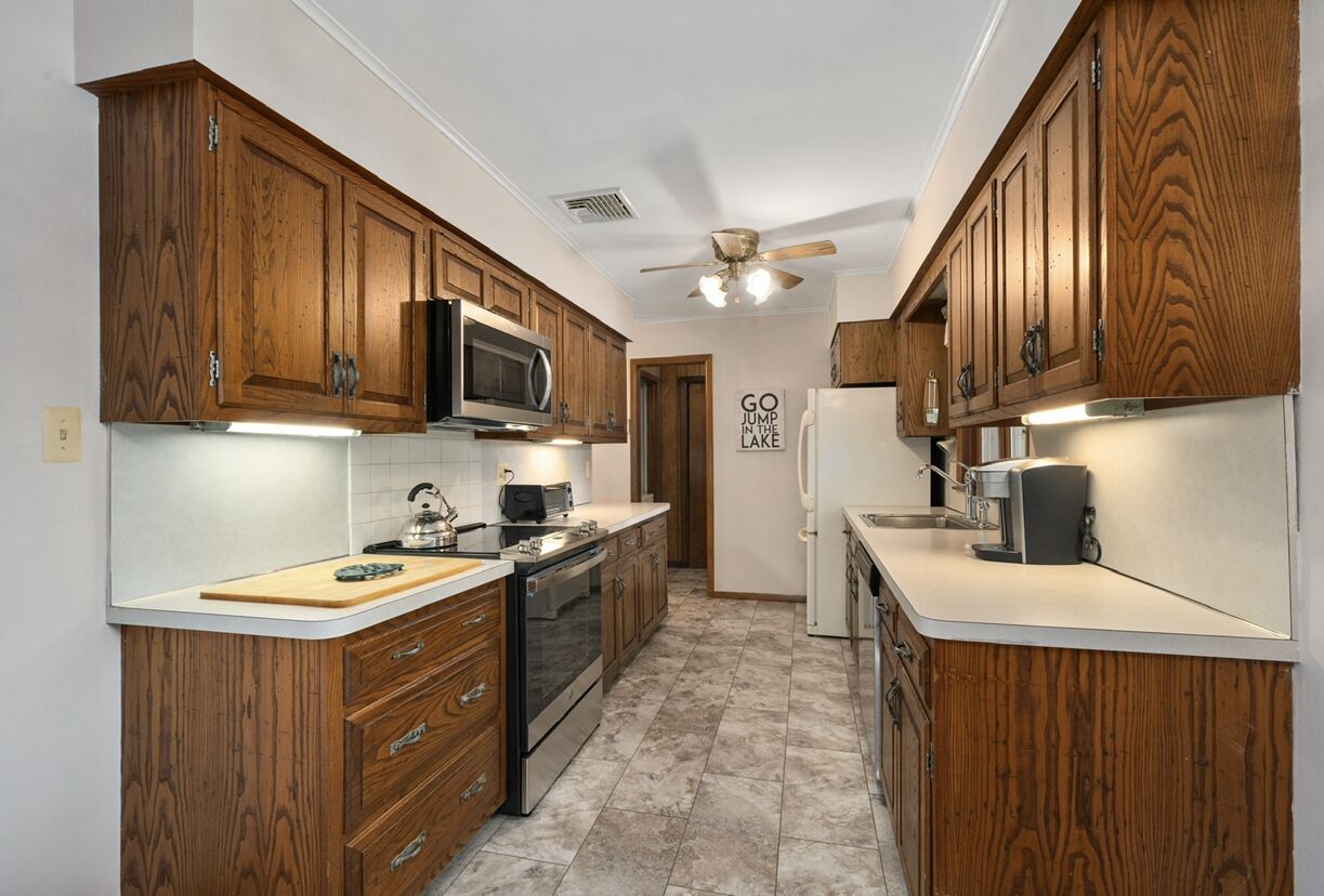 Large (3500 sf), lakefront retreat. Close to skiing and hiking. 