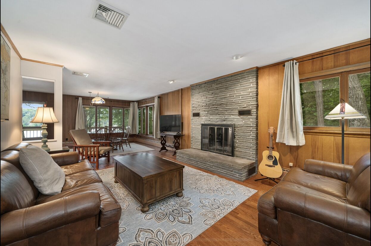 Large (3500 sf), lakefront retreat. Close to skiing and hiking. 