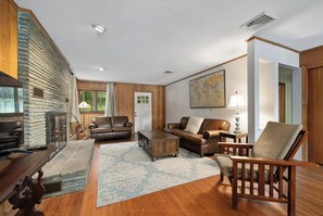 تلفزيون ذكي، مدفأة، كُتُب