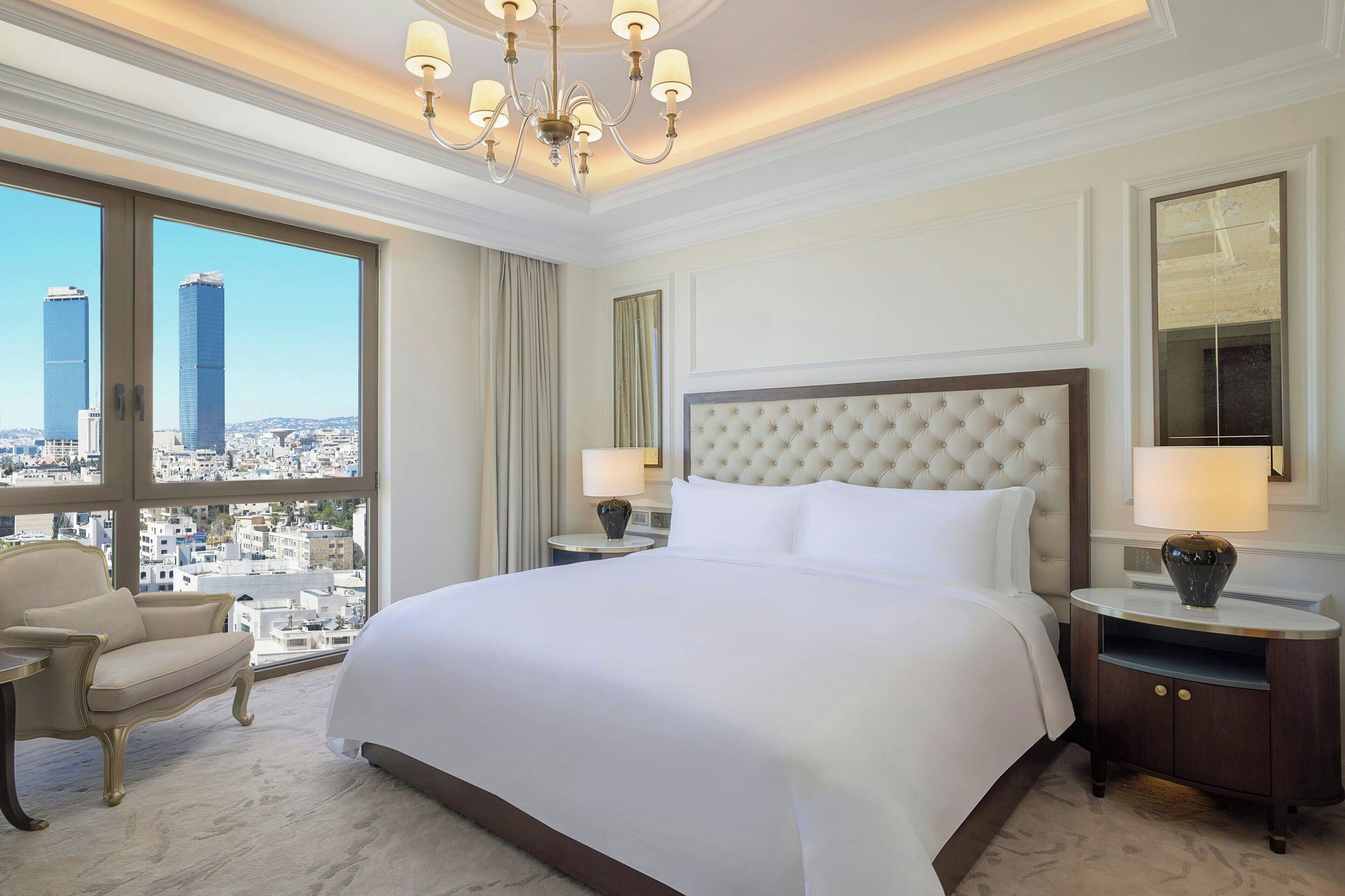 Ropa de cama de alta calidad, cubrecamas y minibar 