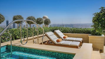 Luxe beddengoed, een minibar, een kluis op de kamer, een bureau