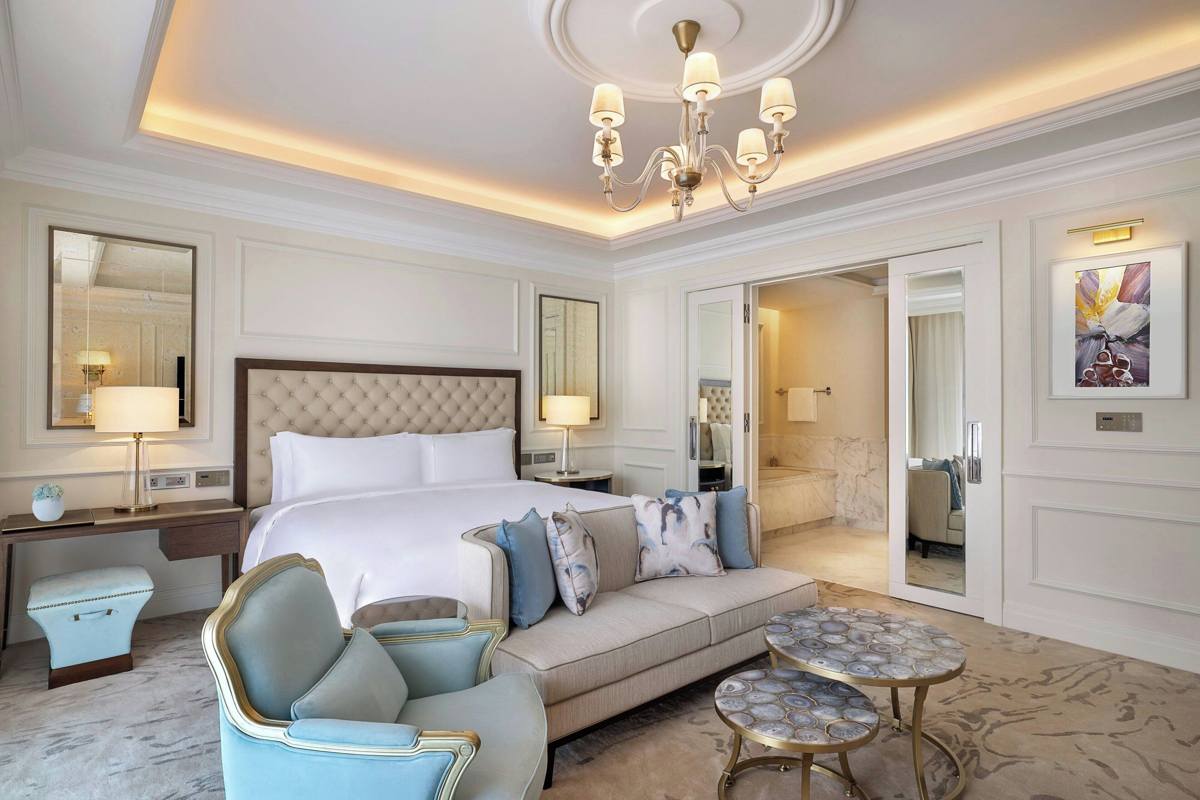 Ropa de cama de alta calidad, cubrecamas y minibar 
