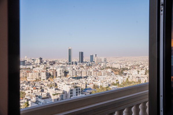 Vista de la ciudad desde un balcón, con cielo despejado.