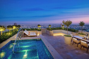 เครื่องนอนระด  ับพรีเมียม, มินิบาร์, ตู้นิรภัยในห้องพัก, โต๊ะทำงาน