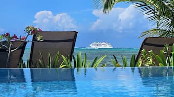 Piscina all'aperto, una piscina a sfioro