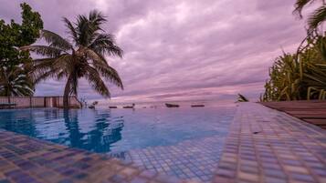 Piscine extérieure, piscine à débordement