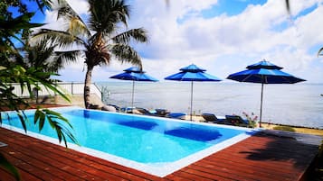 Piscine extérieure, piscine à débordement