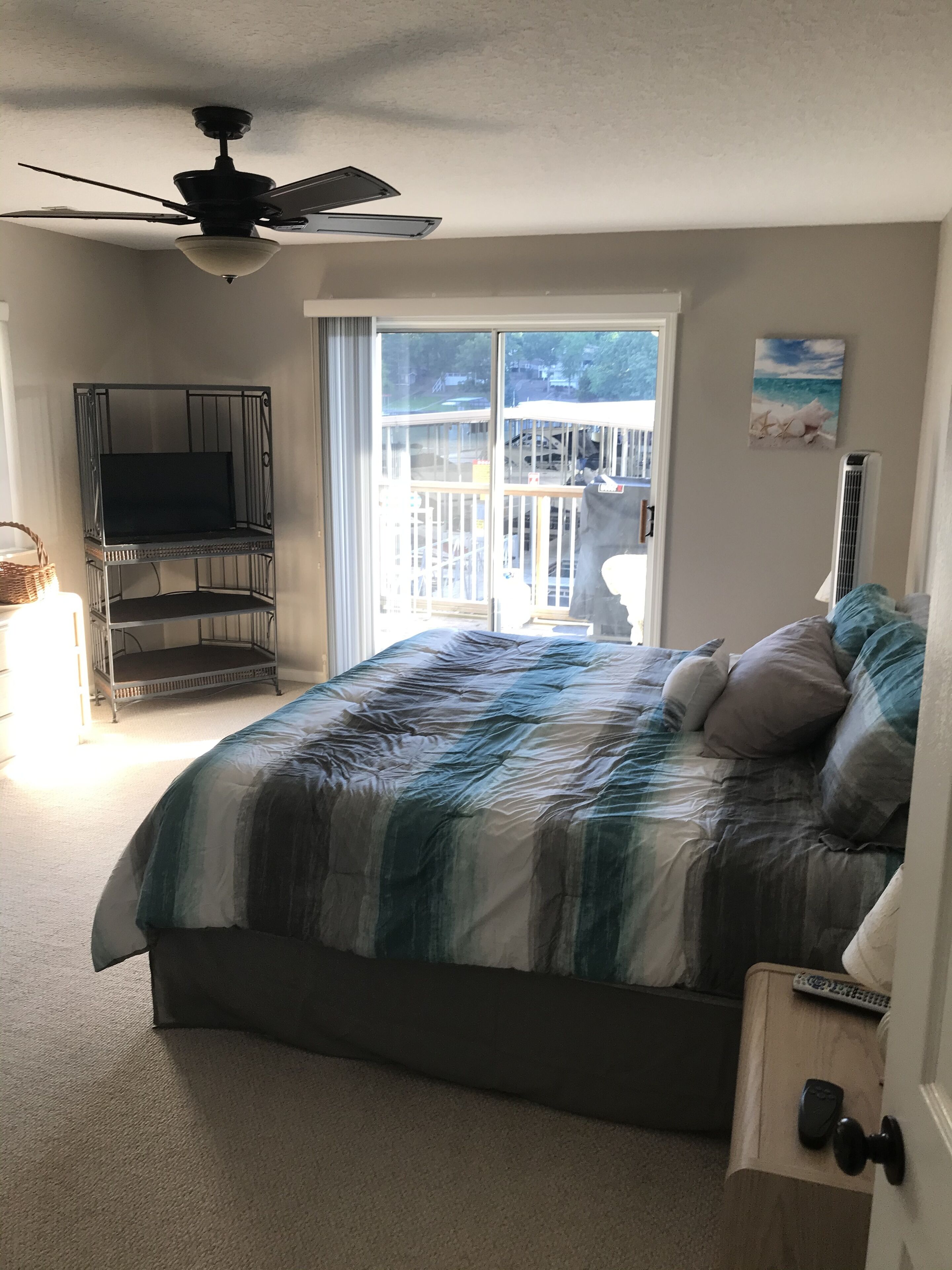 Ground level waterfront Ledges condo 3 Bed/2 Bath*sleeps 10