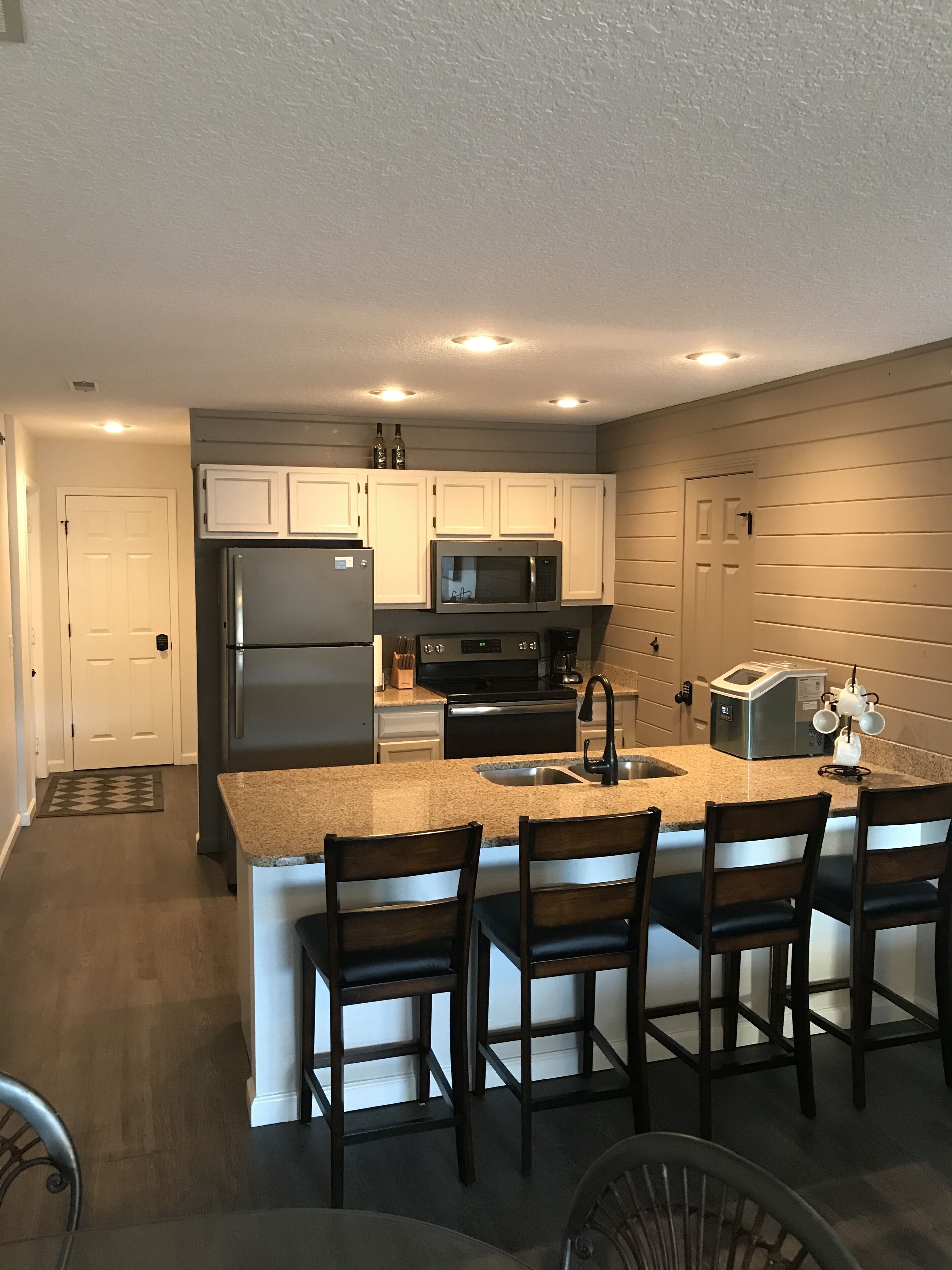 Ground level waterfront Ledges condo 3 Bed/2 Bath*sleeps 10