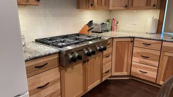 Jääkaappi, mikroaaltouuni, uuni, liesi